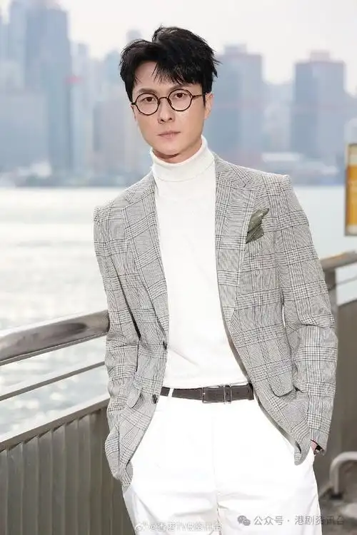 跟12年前的王浩信相比,大家已经隔了很多重,他都赢了两届视帝.