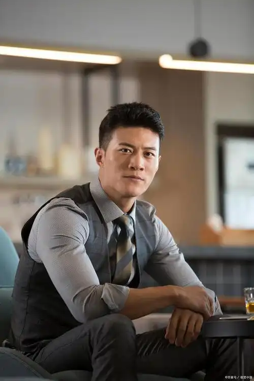 俗话说男人四十一朵花,女人四十豆腐渣.