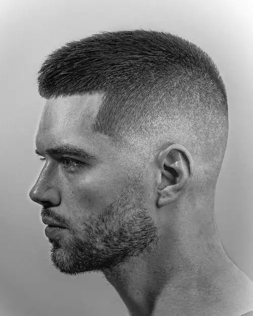 男士是不会打理发型的,对于这些男士来说,选择清爽小寸头是再好不过了