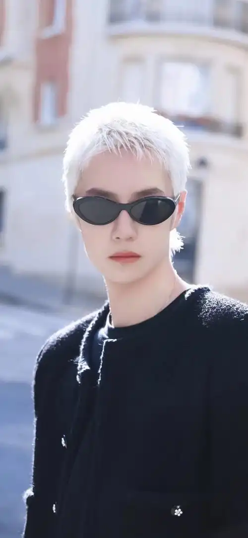 王一博亮相巴黎时装周白发造型时尚感十足让人惊艳不已