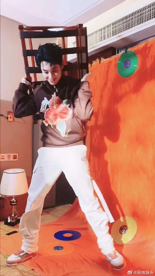 王鹤棣堆堆袜外穿