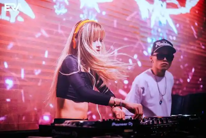 女孩学dj打碟待遇