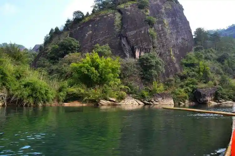 大安源包括黄岗山大峡谷,龙归源,太平洋水上广场等六大景区,有"九寨之