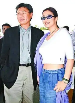 "不可一世"的巩俐,为何感情史这么坎坷,54岁嫁大17岁老头?