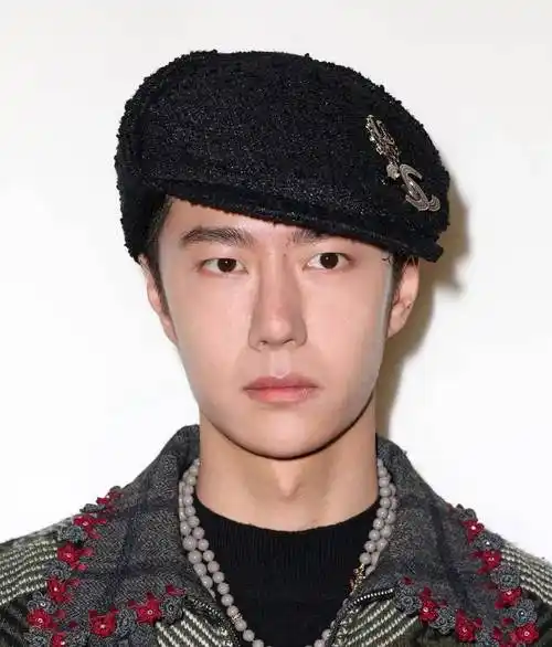 原创巴黎时装周明星怼脸生图林心如发福王一博显法令纹沈梦辰脸肿