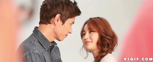 帅哥调情害羞美女gif动图_动态图_表情包下载_soogif