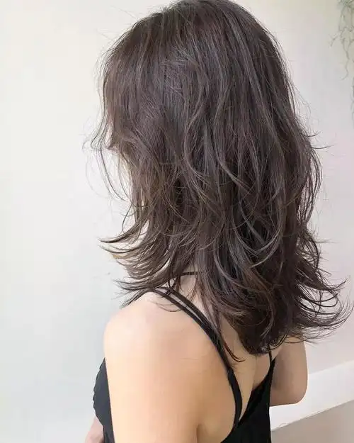 更广泛,很多发型师也从中增加了很多流行的元素,碎发刘海非常修饰脸型