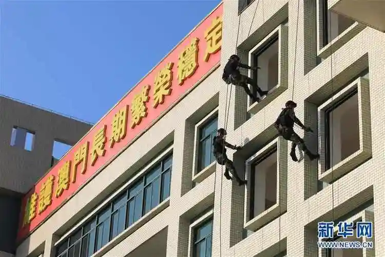 八一军旗耀濠江中国人民解放军进驻澳门20周年纪实