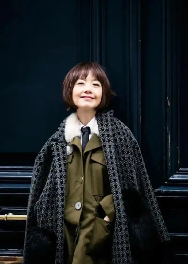 主持人鲁豫让司机开车去澳门,拜访赌王四太太梁安琪,前方的一辆豪车