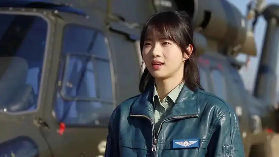 这位超飒的95后女飞行员登上高考作文题