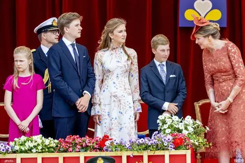 比利时王室国庆日阅兵高颜值公主王子亮相成焦点