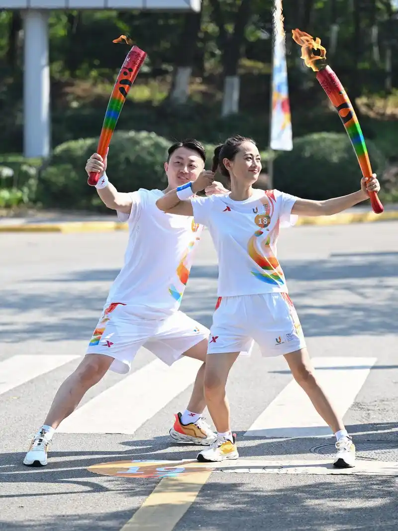 成都大运会火炬在四川师范大学(成龙校区)传递