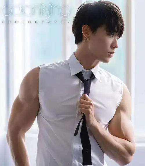 小迪同学之前介绍过, 是上海的一名体育生, 99年的他身材真是壮硕有力