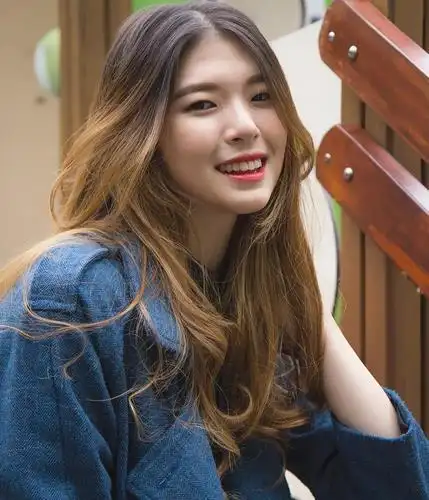 暖棕色头发图片女生 暖棕色头发掉色是什么颜色