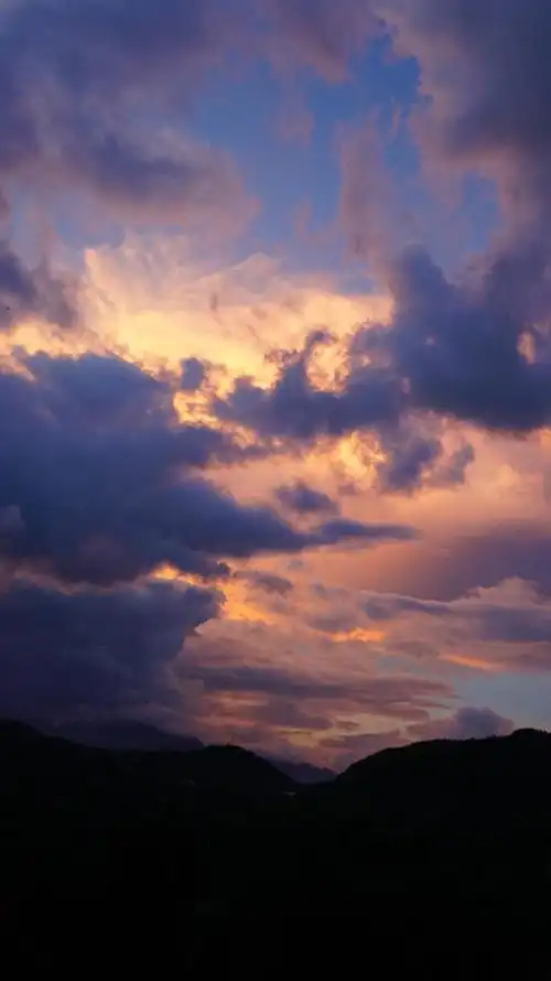 夏天傍晚粉红色的云层和天空