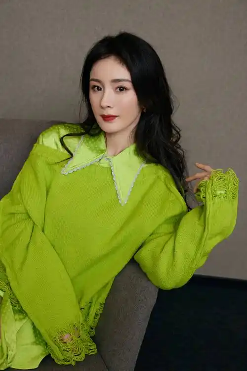 杨幂,穿绿色毛衣搭配短裤秀纤细美腿 眼神妩媚撩人,娇艳动人_时尚