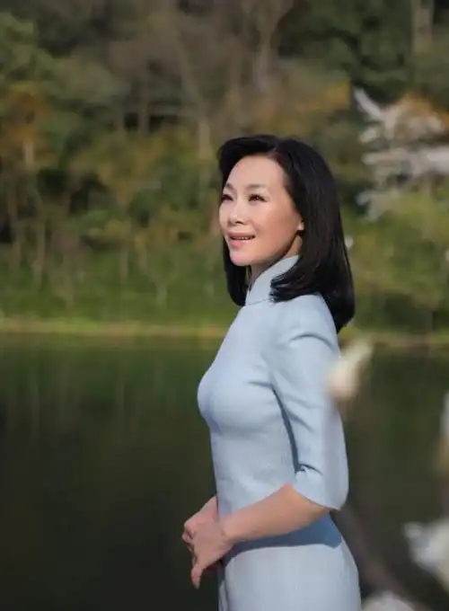 歌唱家吕薇推出最新优秀作品《玉兰花开春天来》推出