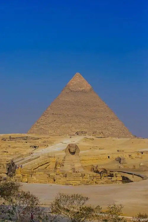 胡夫金字塔,也被称为胡夫大金字塔,位于埃及吉萨高原,是世界七大奇迹