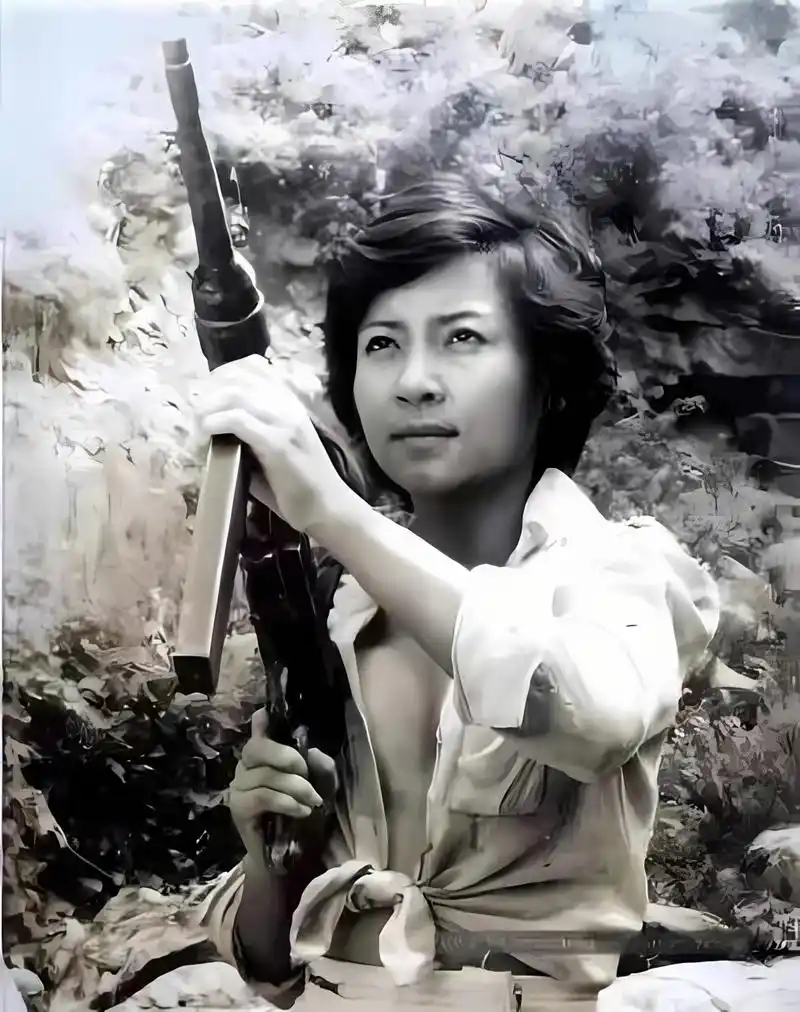 越战期间,越南的女兵英姿飒爽,她眼神坚定,拿着枪的样子又酷又性感.从