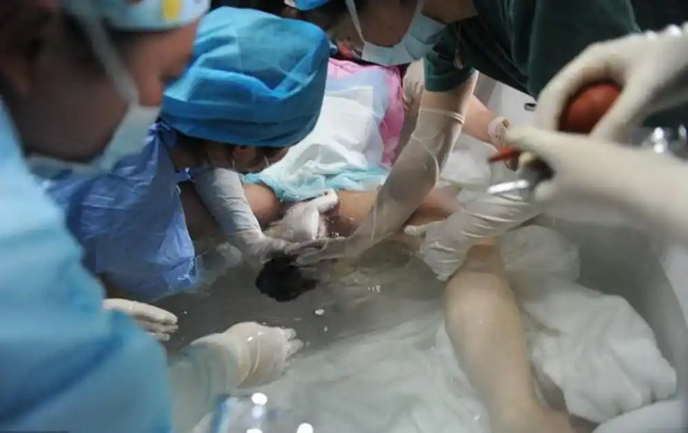 摄影师揭秘孕妇水中分娩瞬间,终于明白婴儿刚出生为啥不会呛水!