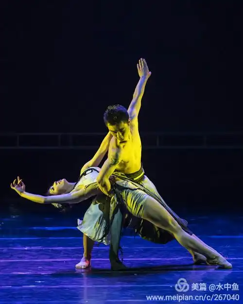 双人舞《卷珠帘》 水中鱼影像