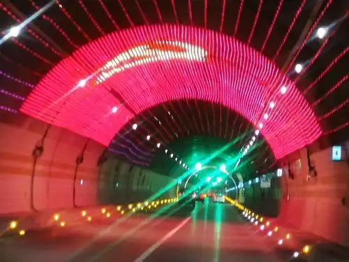 穿二郎山隧道,14公里全线. 隧顶灯光国旗,错过有些遗憾.