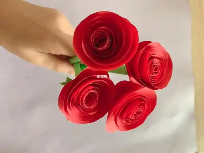 亲子手工第42集红色卡纸卷成小玫瑰教程