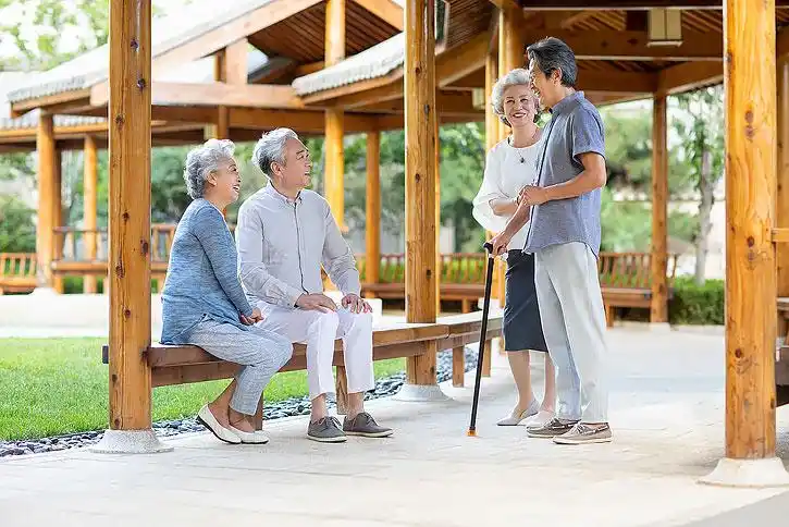 老年朋友们在凉亭聊天