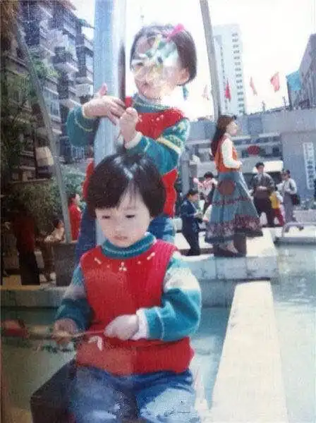 胡冰卿小时候的旧照,当年的她清秀可爱,简直萌化人心