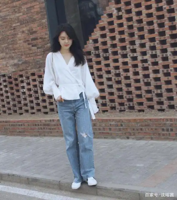 赵今麦真有大学生模样,全身衣服都很朴素,连小白鞋都是国潮系列