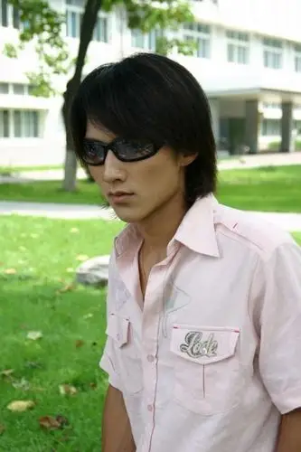 电影网 明星 资讯 华语 > 正文  吴文东 另一个"谢霆锋"   替身对象