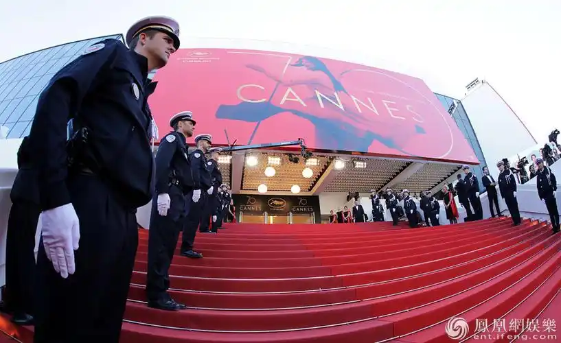 直击:第70届戛纳电影节开幕式红毯