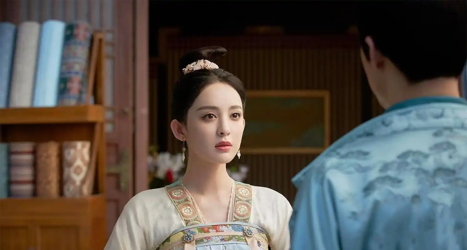 古力娜扎和许魏洲主演的古装剧《风起西州》受到了观众的热烈欢迎.