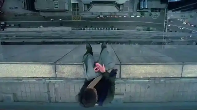 郑伊健坐在天台,跟谈判专家玩猜硬币,专家总是输,只好另换人来