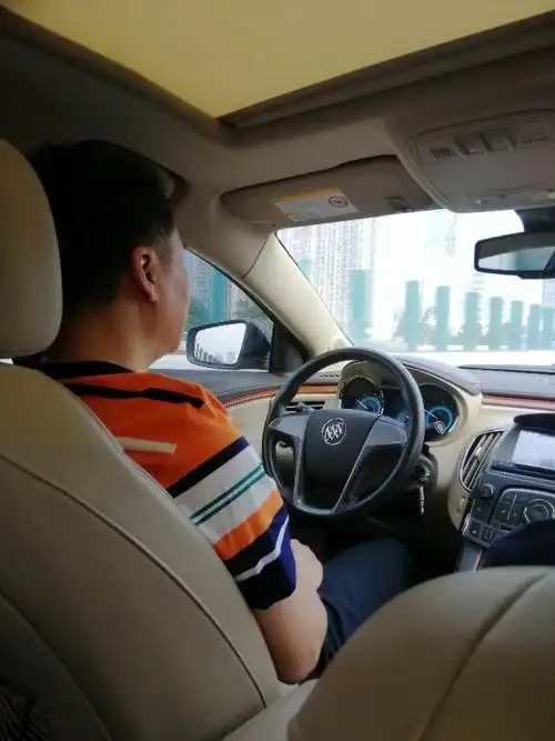 帅哥开车,我们出发了.