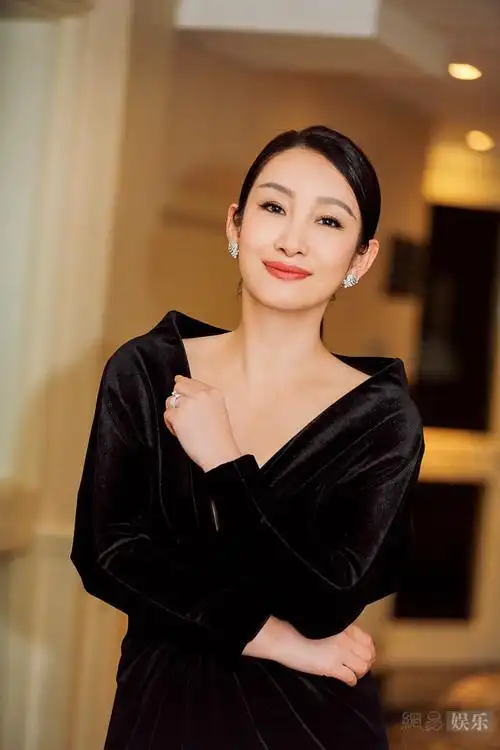 秦海璐现身开罗穿深v丝绒礼服大气优雅