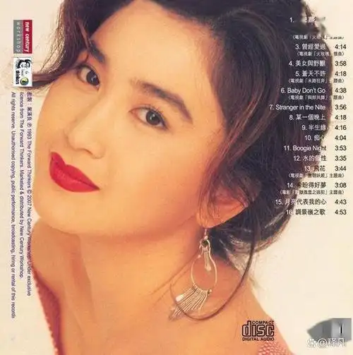 图中,56岁的温碧霞穿着橙色泳装,她头戴小花,俏脸妩媚,露出自己小腹和