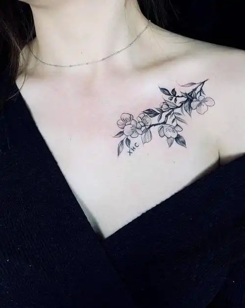 锁骨素花纹身图片_胸部点刺素花纹身图案