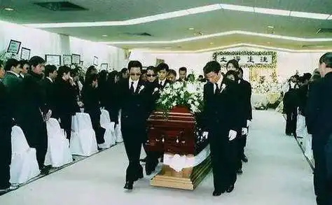 实拍梅艳芳葬礼:刘德华等抬棺,赵文卓送的花篮上八个字引人注目