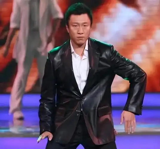 刚从音乐剧学院毕业的孙红雷,为了赚生活费四处投递自己的简历.