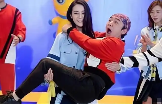 但是也应该不至于比鹿晗和王祖蓝还重吧,看迪丽热巴抱起王祖蓝的表情