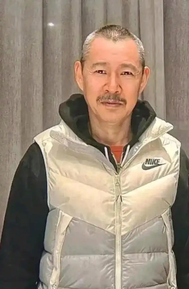 这张照片拍摄于2024年,张丰毅老师的素颜照片.