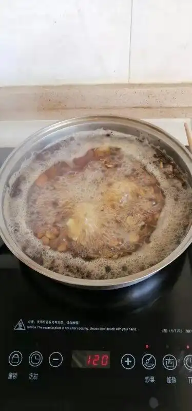 盐源县局(分公司)专卖人员黄松熬中药抗疫