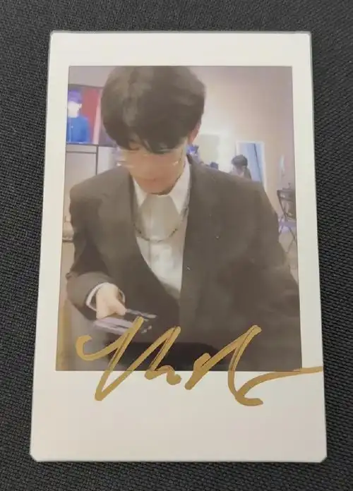 签名的时候还看了照片很久,真的超帅哦!全中文采访敬请期待!