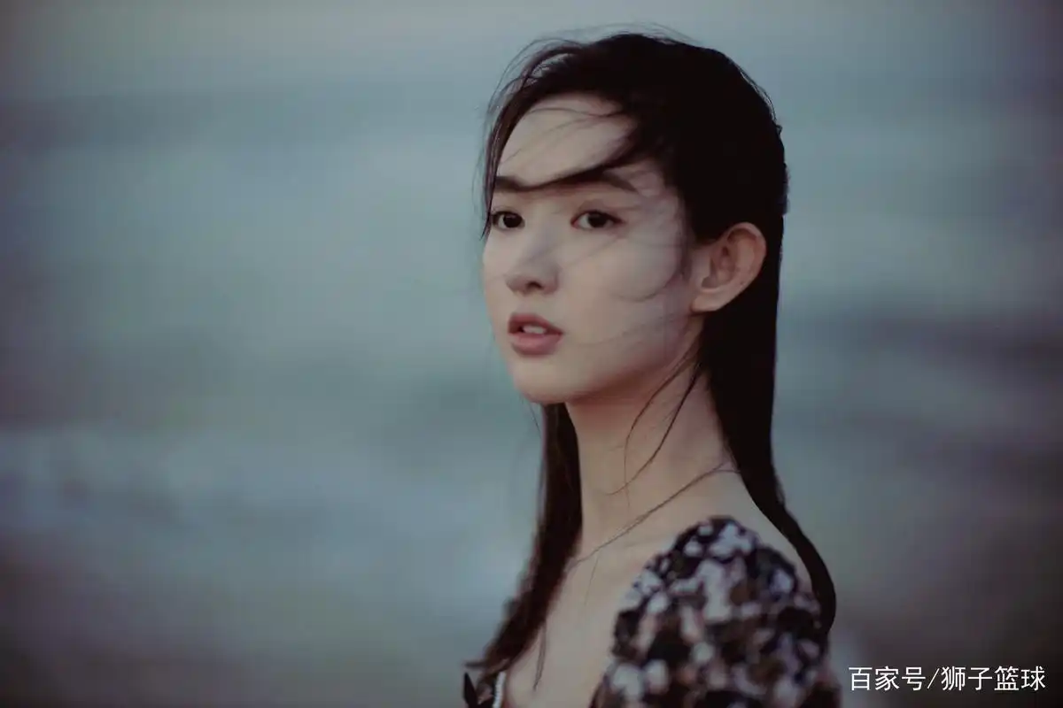 王玉雯海边唯美大片,一袭碎花长裙仙气十足