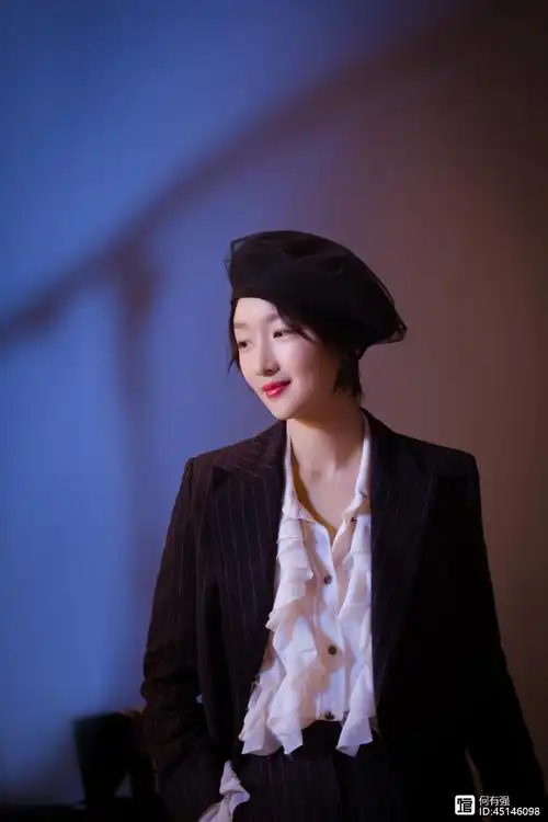 周冬雨新发型美腻了短发造型摩登优雅比原来的长发年轻10岁