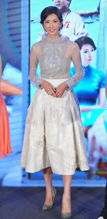 以为林志玲保守一点了远看是穿着衬衫半身裙近看却透出内衣