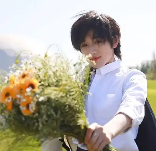 "第四位男主,贺峻霖""十八中学高二(1)班学生,好感度0,厌恶度15""第五