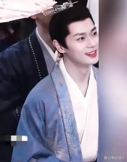 假脸假胸假腹肌,曹骏《山河枕》火了,打脸了多少内娱流水线普男