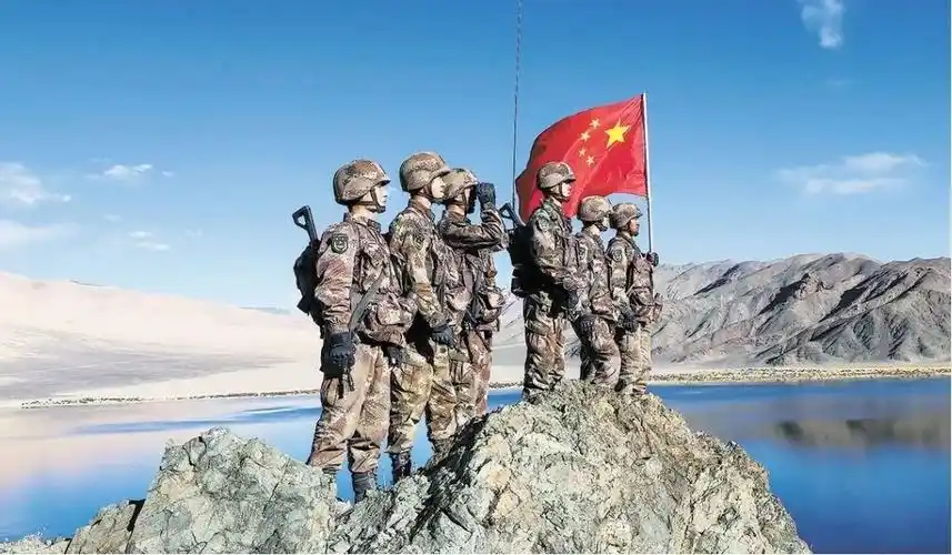 敬礼高高飘扬的八一军旗